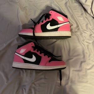 Pink and black mid jordan’s, Kids